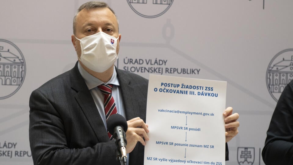 Na snímke minister práce, sociálnych vecí a rodiny (MPSVR) SR Milan Krajniak (Sme rodina) počas tlačovej konferencie k postupu pri očkovaní Itreťou dávkou akcíny proti ochoreniu COVID-19 v zariadeniach sociálnych služieb a predstavení ďalšej finančnej pomoci v rámci projektu: Podpora opatrovateľskej služby II. V Bratislave 7. októbra 2021. FOTO TASR - Pavel Neubauer