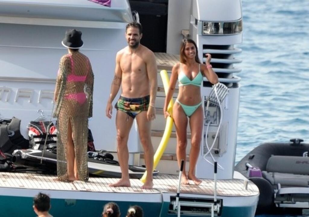 Messi si so svojou rodinou užil v lete nejednu dovolenku, kam sa presúval, pochopiteľne, lietadlom, a práve to leží mnohým Francúzom v žalúdku.