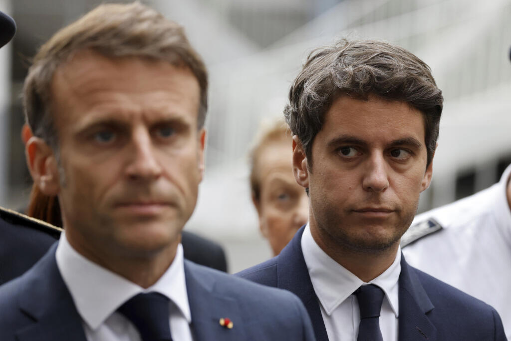 WA 28 archív Arras - Na archívnej snímke z 13. októbra 2023 vtedajší francúzsky minister školstva Gabriel Attal (vpravo) a francúzsky prezident Emmanuel Macron počas tlačovej konferencie v meste Arras na severe krajiny. Francúzsky prezident Emmanuel Macron vymenoval doterajšieho ministra školstva Gabriela Attala za nového premiéra v utorok 9. januára 2024. Vo veku 34 rokov sa Attal stal najmladším predsedom vlády v dejinách krajiny. FOTO TASR/AP 


FILE - Then French Education and Youth Minister