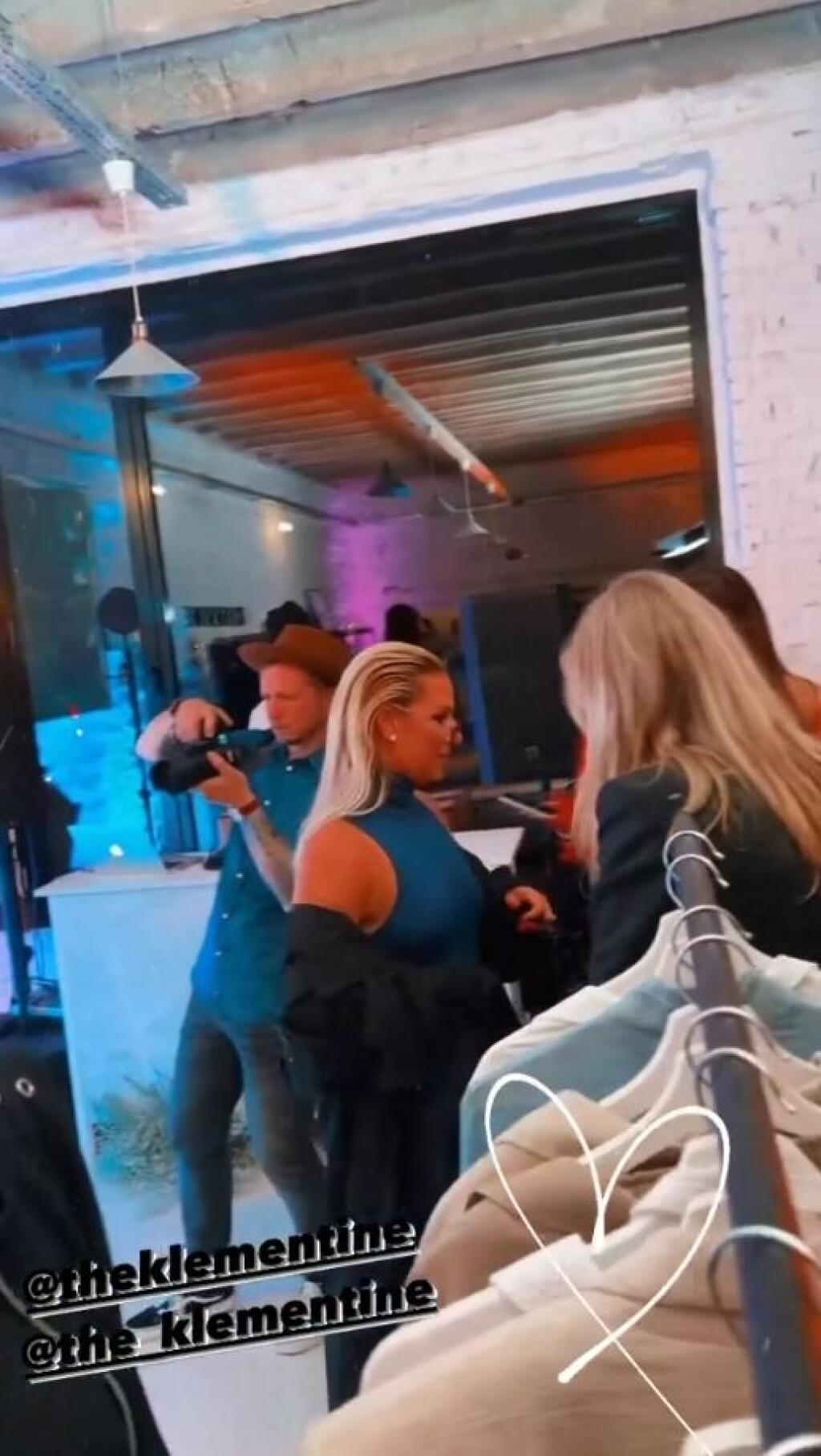Zdá sa, že krušné týždne berie bývalá tenistka športovo, pretože po návrate z dovolenky sa objavila v spoločnosti, tentoraz na otváraní showroomu obchodu jej kamarátky.