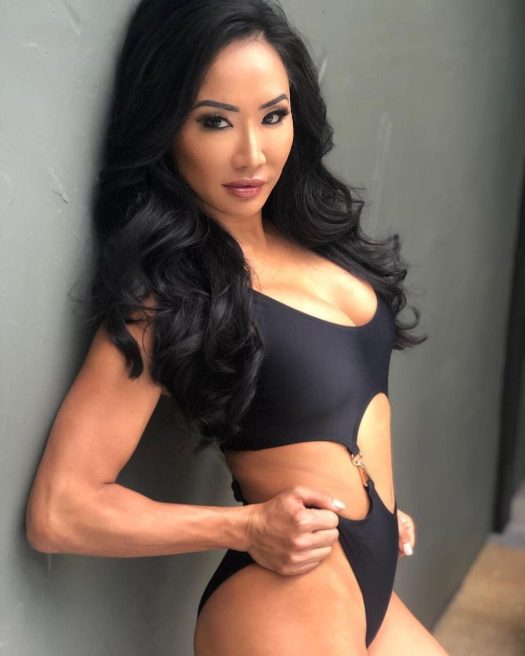 Wrestlerka Gail Kim rada ukazuje svoje vyšportované telo.