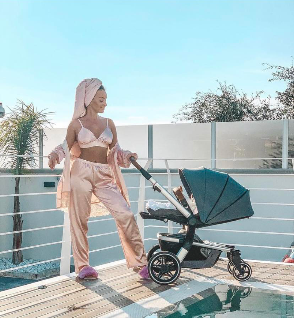Twiinska nahodila sexi domáci outfit, ktorý pritiahne pozornosť každého muža