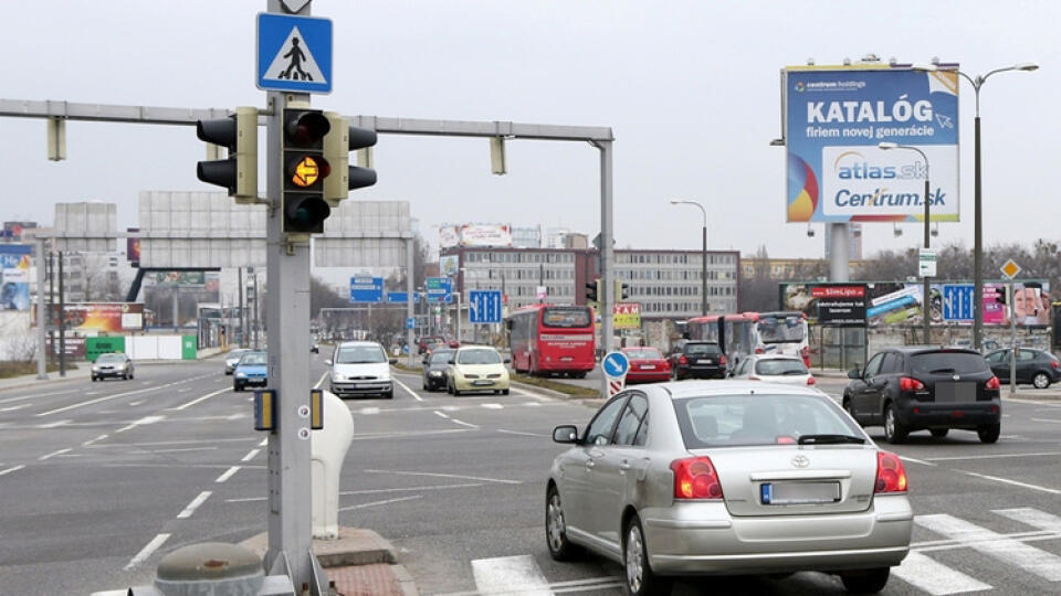 POZOR NA
KRIŽOVATKÁCH:
Vodiči si musia
zvážiť, či ešte
prejdú...
