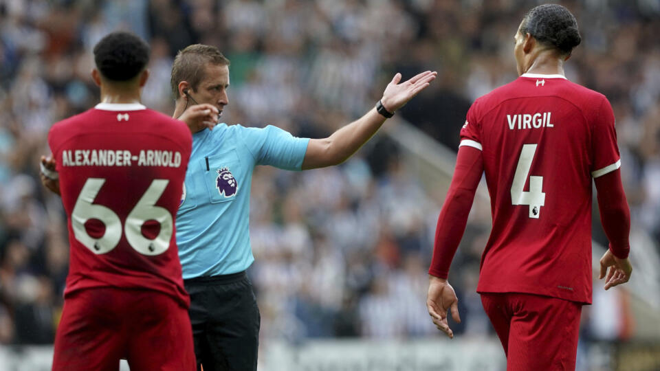 EBE 23 archív - Newcastle - Holandský futbalista Virgil Van Dijk dostal po nevhodnej reakcii na červenú kartu dodatočný dištanc na jeden zápas a pokutu 100.000 libier. Kapitán Liverpoolu počas zápasu 3. kola Premier League na pôde Newcastlu (2:1) najprv odmietol opustiť ihrisko a hádal sa s rozhodcom Johnom Brooksom. Na archívnej snímke vpravo hráč Liverpoolu Virgil van Dijk inkasuje červenú kartu v zápase 3. kola Premier League na pôde Newcastlu (2:1) 27. augusta 2023. FOTO TASR/AP
Liverpool's