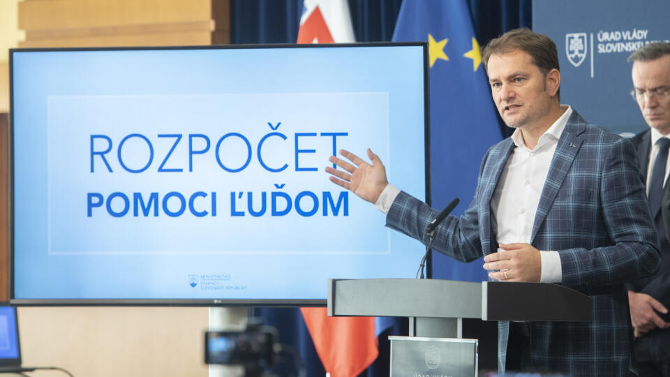 Na snímke v popredí podpredseda vlády a minister financií SR Igor Matovič (OĽaNO) a v pozadí štátny tajomník ministerstva financií SR Marcel Klimek počas tlačovej konferencie po tom, čo vláda schválila návrh štátneho rozpočtu v Bratislave v piatok 14. októbra 2022. FOTO TASR - Martin Baumann