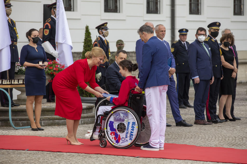 Slovenskí oympionici skladajú prisahu do rúk prezidentky Zuzany Čaputovej pred odletom do Tokia.