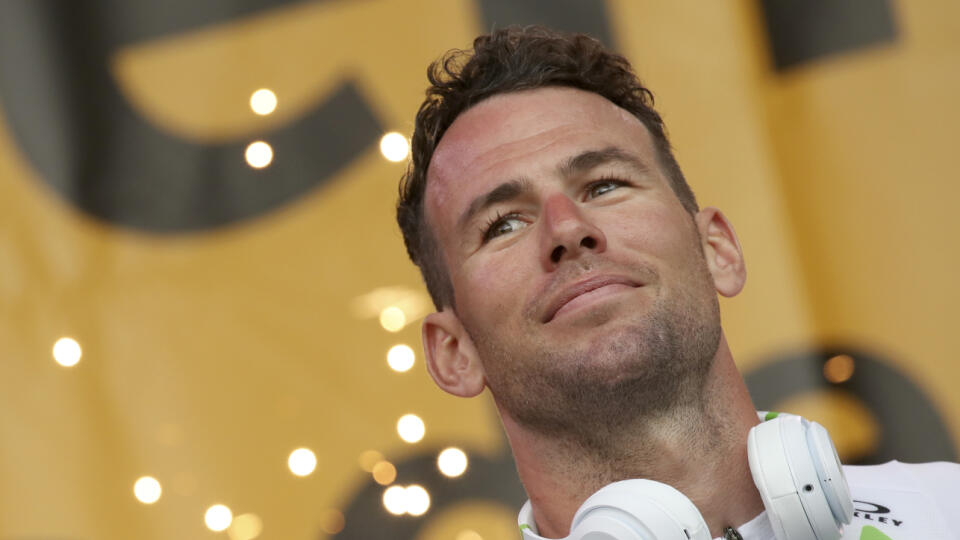 WA 23 archív La Roche-sur-Yon - Na archívnej snímke z 5. júla 2018 britský cyklista Mark Cavendish počas prezentácie svojho tímu pred štartom 11. etapy prestížnych cyklistických pretekov Tour de France v La Roche-sur-Yon na západe Francúzska. Veterán Cavendish bude štartovať na cyklistických pretekoch Tour de France 2021. Tridsaťšesťročný Brit figuruje s tridsiatimi etapovými víťazstvami na druhom mieste historických tabuliek. Lídrom tímu Deceuninck–QuickStep na 108. ročníku podujatia, ktoré sa