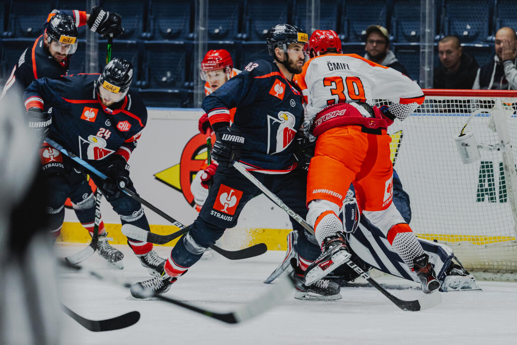 Na snímke Patrik Maier (Slovan) a Matouš Čmiel (Třinec) počas zápasu F skupiny Champions hockey league medzi HC Slovan Bratislava a Oceláři Třinec.