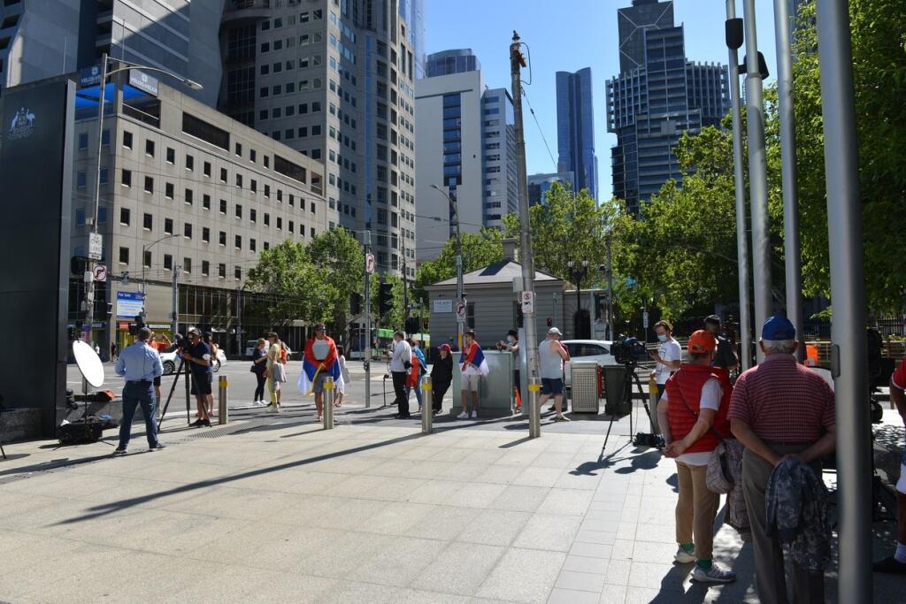Pred súdom v Melbourne sa opäť zišli desiatky priaznivcov Novaka Djokoviča.