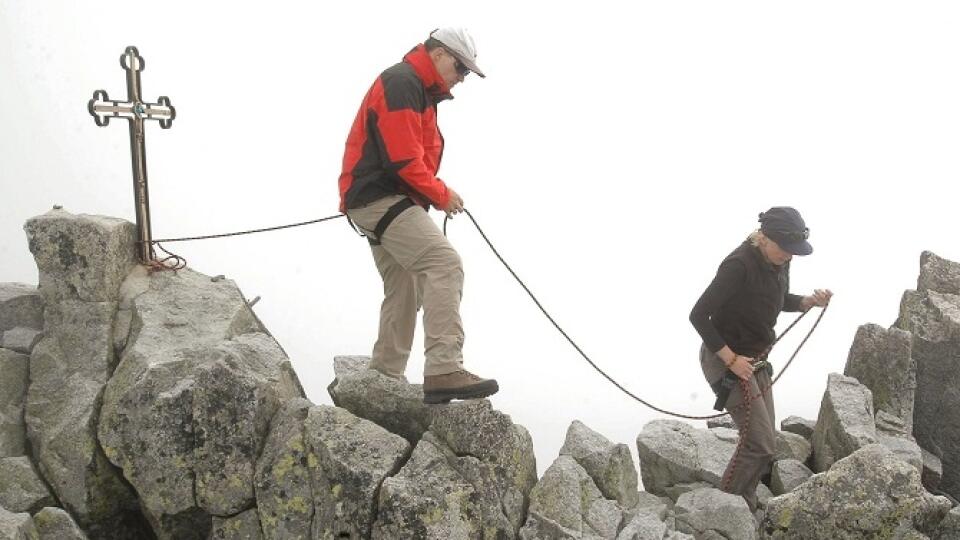 Na sn. na vrchole Gerlachu 5. júla 2005 maželia Habešovci, vysokohorskí turisti z Prahy . Výstupy v horách sú súèasou ich každoroèných dovoleniek. Aj toho roku pred ochodom na alpské štyritisícovky absolvovali výstup na Gerlach a ïalšie tatranské štíty. Ïalšie výstupy vo Vysokách Tatrách si naplánovali na jeseò toho roku, kedy býva stabilnejšie poèasie. Vysoké Tatry 6.7.2005 FOTO - TASR - Milan Kapusta