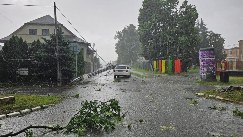 V Strážskom búrka spôsobila komplikácie aj na cestách.