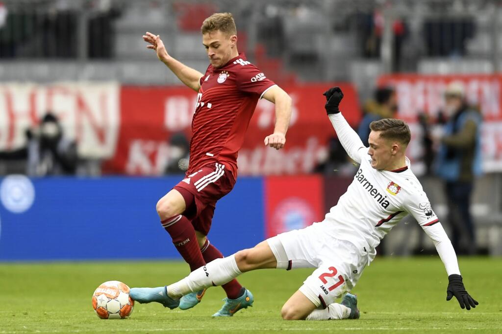 PK 45 Mníchov - Na snímke zľava Joshua Kimmich z Bayernu Mníchov a Florian Wirtz z Bayeru Leverkusen bojujú o loptu počas zápasu 25. kola nemeckej futbalovej Bundesligy Bayern Mníchov - Bayer Leverkusen v Mníchove v sobotu 5. marca 2022. FOTO TASR/AP Leverkusen's Florian Wirtz tries to tackle Bayern's Joshua Kimmich, left, during the German Bundesliga soccer match between FC Bayern Munich and Bayer 04 Leverkusen at the Allianz Arena in Munich, Germany, Saturday, March 5, 2022. (AP Photo/Andreas