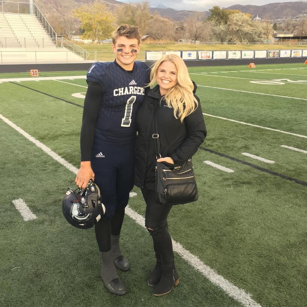 Mladého quarterbacka draftoval New York Jets a na drafte sa s ním objavila poriadne sexi blondína. Internet okamžite začal riešiť, ktože sa to objavil po Wilsonovom boku, až prišiel na to, že to nie je jeho priateľka, ale mama.