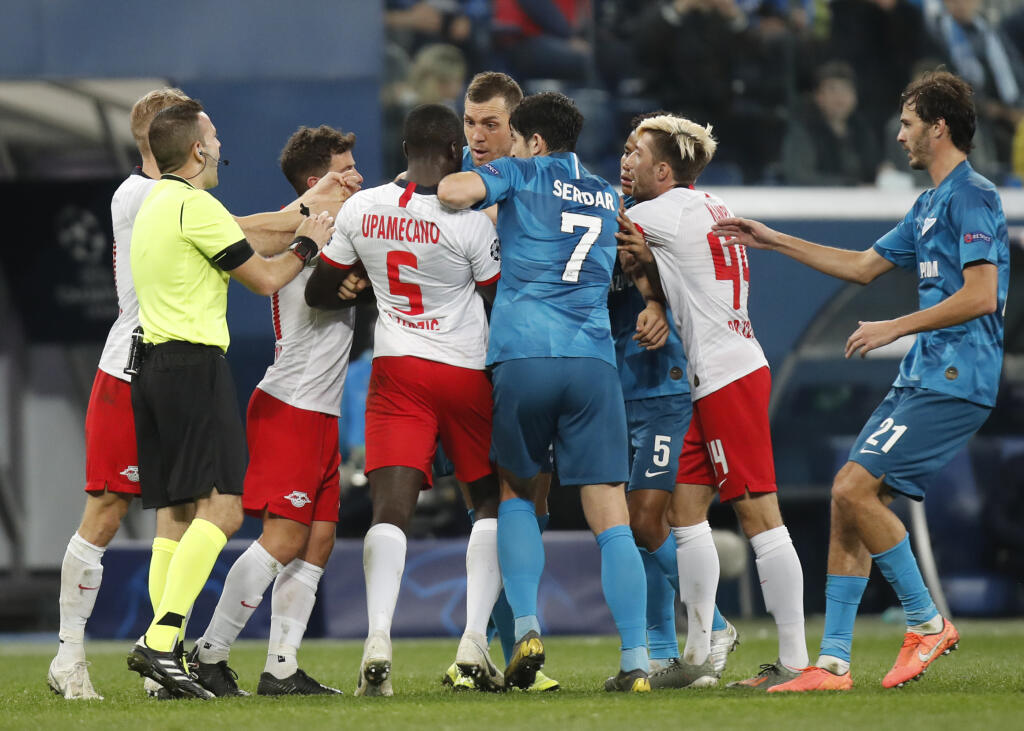EBE 28 Petrohrad - Na snímke uprostred hráč Petrohradu Arťom Dziuba, uprostred naľavo hráč Lipska Dayot Upamecano v roztržke v zápase G-skupiny 4. kola Ligy majstrov vo futbale Zenit Petrohrad - RB Lipsko 5. novembra 2019. FOTO TASR/AP
Zenit's Artem Dzyuba, centre, scuffles with Leipzig's Dayot Upamecano, centre left, during the Champions League group G soccer match between Zenit St. Petersburg and RB Leipzig at the Saint Petersburg stadium in St.Petersburg, Russia, Tuesday, Nov. 5, 2019. (AP Ph