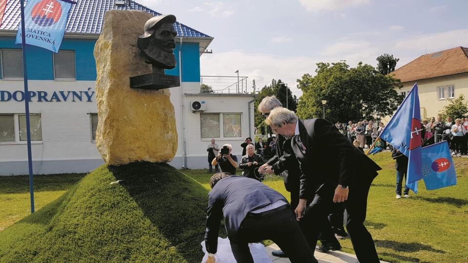 ŠTÚR V ŠTÚROVE Pamätník odhalili pred dvomi rokmi. Mnohí obyvatelia mesta sa s ním nestotožnili.