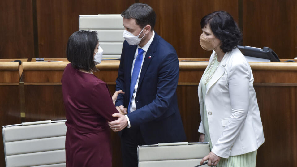 Ministerka spravodlivosti Mária Kolíková (Za ľudí) ostáva vo funkcii. Rozhodli o tom poslanci Národnej rady SR v pondelkovom hlasovaní. Za návrh na vyslovenie nedôvery ministerke bolo 51 poslancov zo 117 prítomných, 63 boli proti, dvaja sa zdržali, jeden poslanec nehlasoval. Na snímke zľava ministerka spravodlivosti SR Mária Kolíková (Za ľudí), predseda vlády SR Eduard Heger (OĽaNO) a vicepremiérka a ministerka investícií, regionálneho rozvoja a informatizácie Veronika Remišová (Za ľudí) po sko