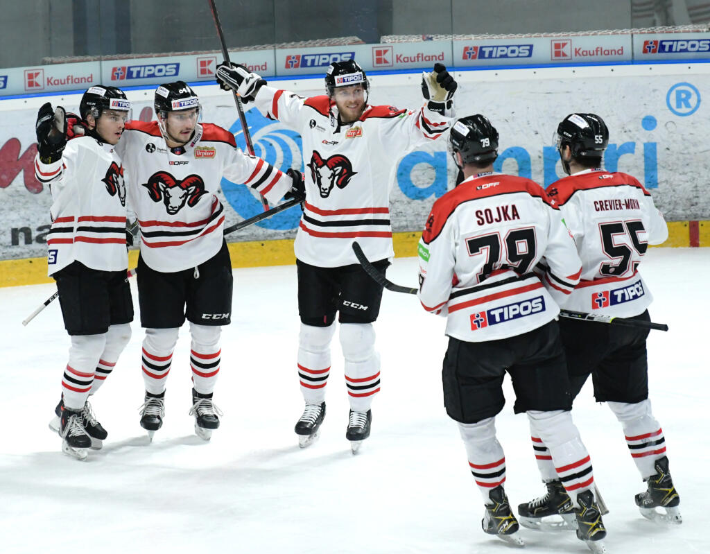 Na snímke radosť hráčov Banskej Bystrice po góle v dohrávke 18. kola hokejovej Tipos extraligy medzi HK Nitra a HC ‘05 Banská Bystrica 11. januára 2022 v Nitre. FOTO TASR - Henrich Mišovič
