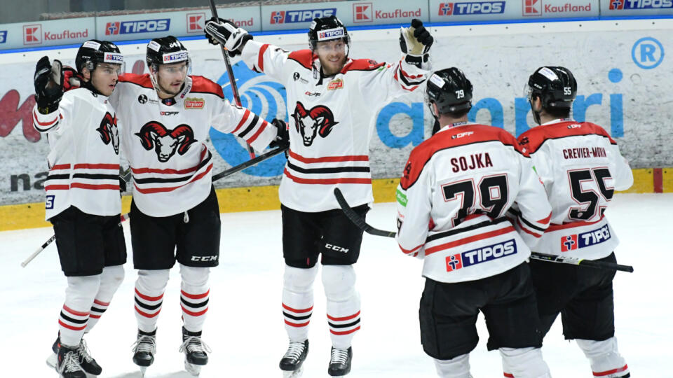 Na snímke radosť hráčov Banskej Bystrice po góle v dohrávke 18. kola hokejovej Tipos extraligy medzi HK Nitra a HC ‘05 Banská Bystrica 11. januára 2022 v Nitre. FOTO TASR - Henrich Mišovič