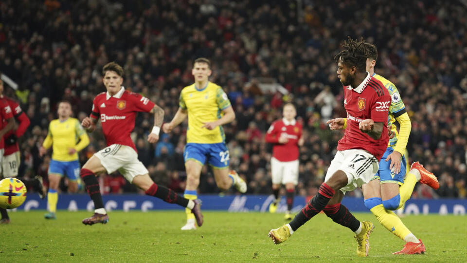 EBE 4 Manchester - Na snímke vpravo brazílsky stredopoliar Manchestru United Frederico Rodrigues Santos (Fred) strieľa tretí gól v zápase 17. kola anglickej Premier League vo futbale Manchester United - Nottingham Forest (3:0) v Manchestri v utorok 27. decembra 2022. FOTO TASR/AP
Manchester United's Fred, right, scores his side's third goal during the English Premier League soccer match between Manchester United and Nottingham Forest at Old Trafford in Manchester, England, Tuesday, Dec. 27, 20