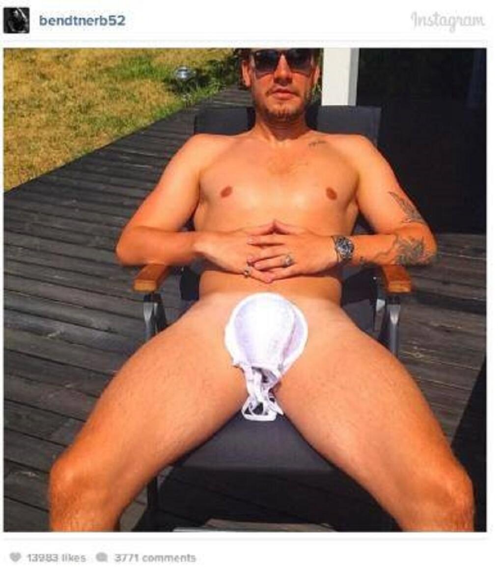 Bendtner sa viackrát odfotil kompletne nahý a preslávil sa viacerými alkoholickými eskapádami, po ktorých mu zobrali vodičský preukaz, a tak zostal odkázaný na taxík. A keďže jeden z vodičov nešoféroval podľa jeho gusta, bezohľadne ho napadol, za čo si vyslúžil 50-dňový pobyt za mrežami. Čerešničkou na torte bolo, keď sa na sklonku kariéry priznal, že na pokri prehral sedem miliónov eur.