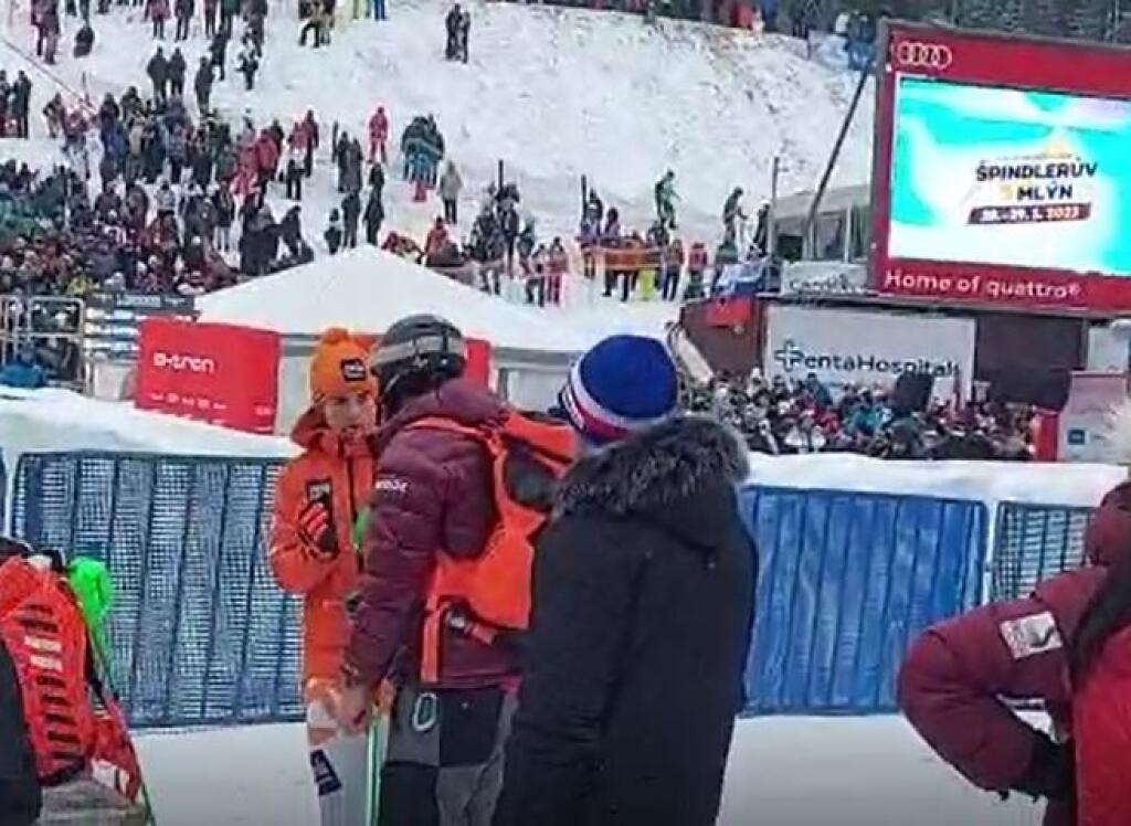 Po pretekoch Petra čoci vysvetľovala bratovi Boprisovi a hádzala pri tom palicou.