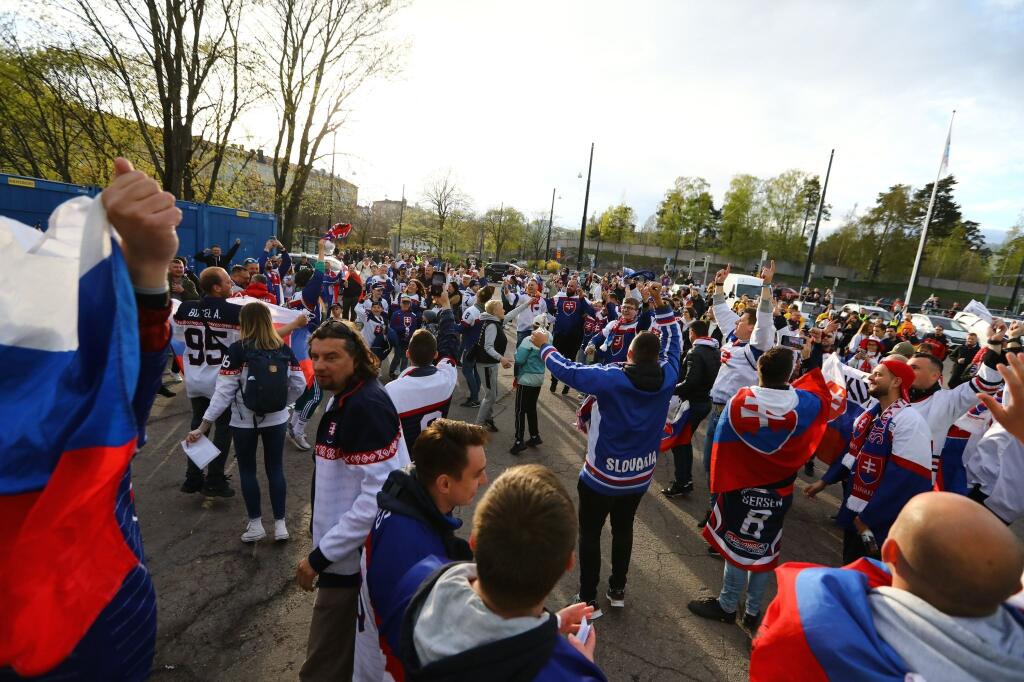 Slovenskí fanúšikovia sa aj pred zápasom proti Nemecku výborne bavili v okolí haly.