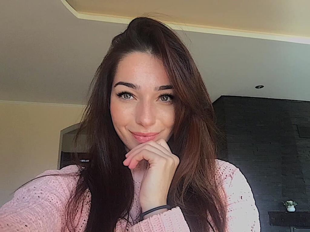 Hoci Valábik má imidž lámača sŕdc, jeho srdce patrí sexi policajtke Lucii.