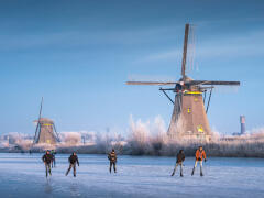 Fotograf zachytil holandské veterné mlyny vo výnimočnom čase: Takto ich nepoznajú ani miestni!