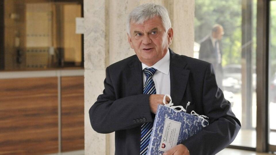 Ľubomír Jahnátek si za titulom profesor stojí.