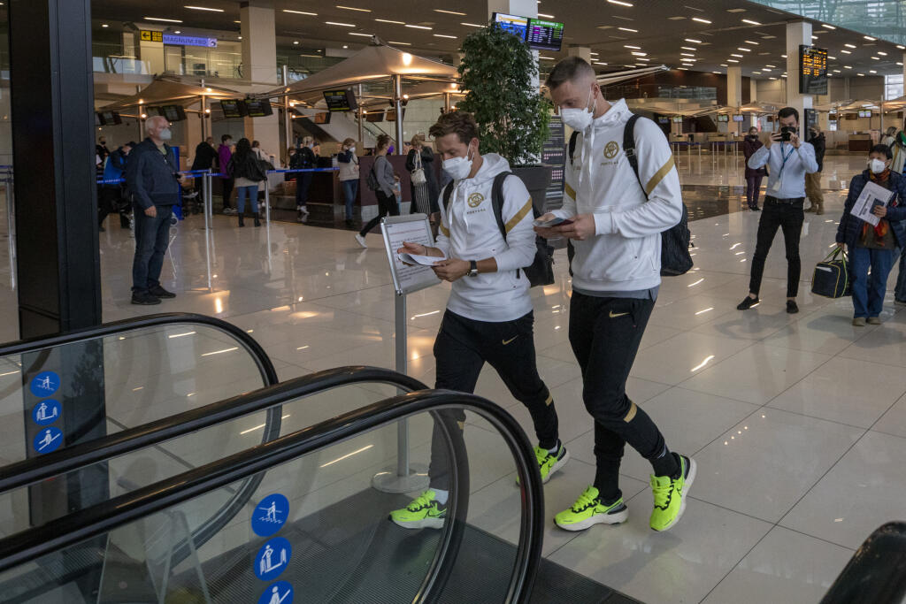 Slovenskí futbaloví reprezentanti dnes poobede dorazili na bratislavské letisko Milana Rastislava Štefánika, z ktorého odleteli do Kazane, kde odohrajú s domácim Ruskom prvý z dvoch kvalifikačných zápasov v boji o postup na MS 2022 v Katare.