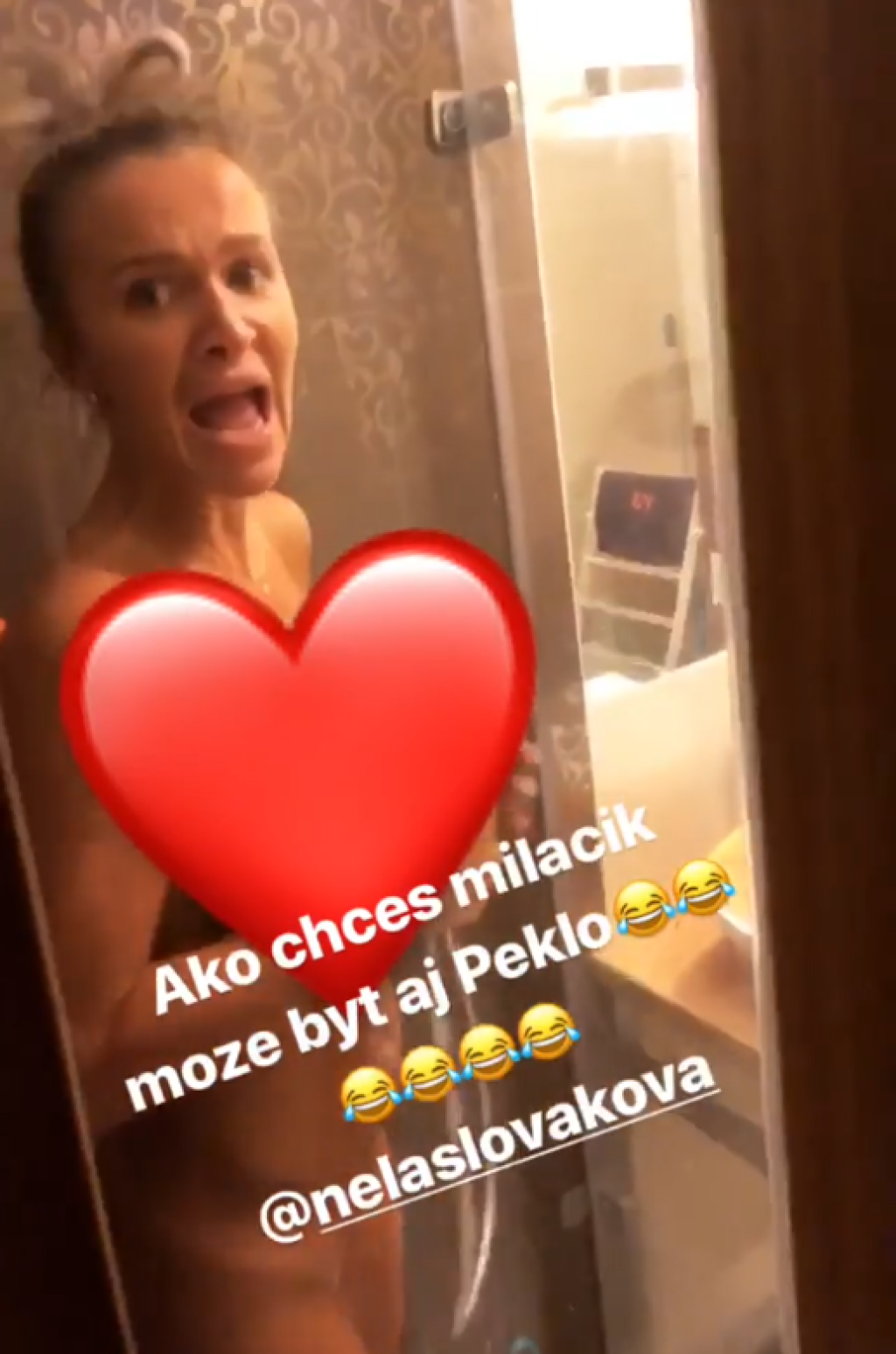 Lukáš a Nela sú poriadne bláznivý párik. Češka natočila svojho priateľa v sprche a zábery dala na internet. Hokejista jej to neskôr vrátil aj s úrokmi.
