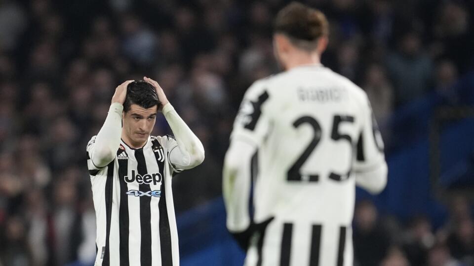 Futbalista Juventusu Turín Alvaro Morata (vľavo) gestikuluje po inkasovaní gólu.