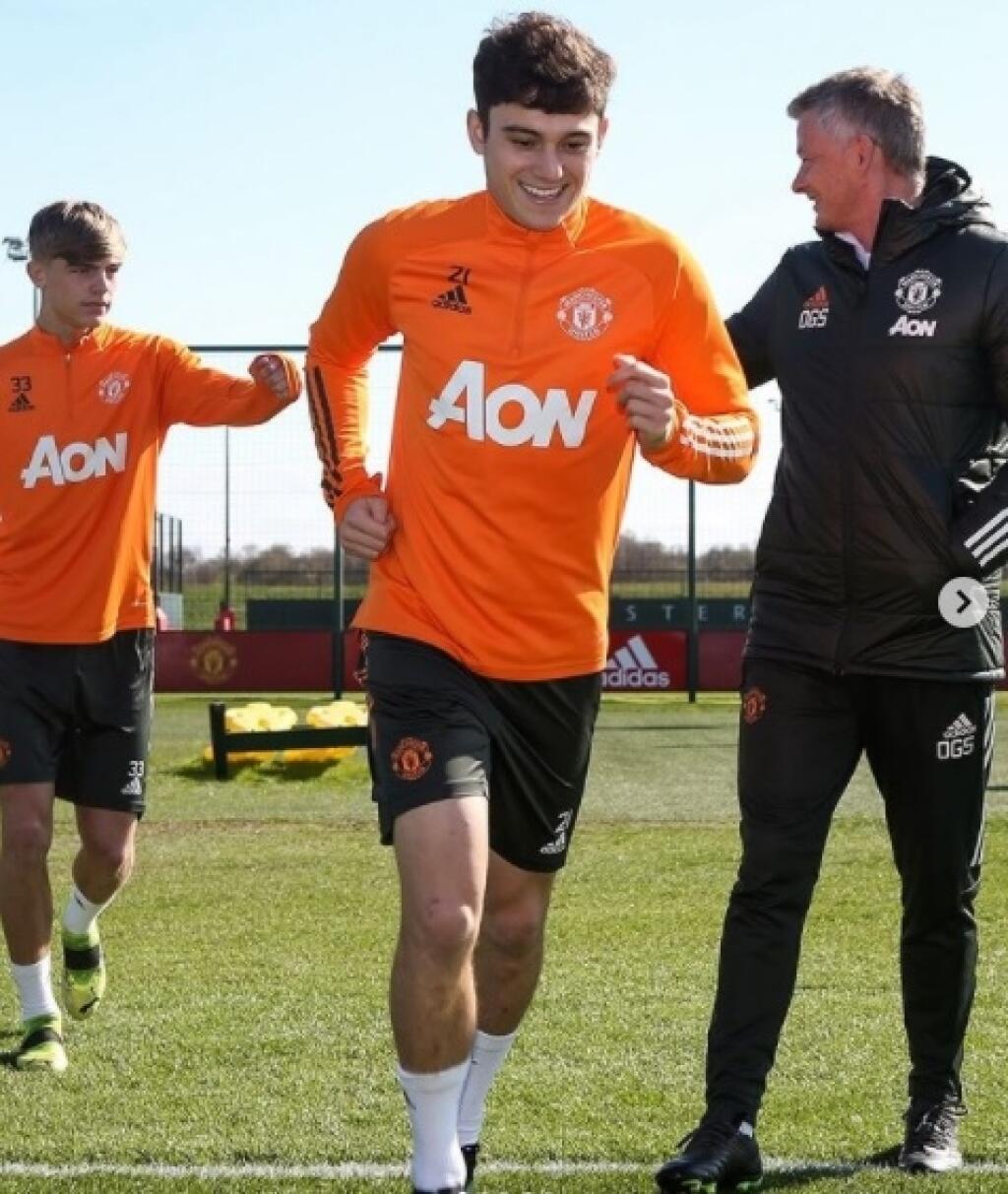 Tréner Manchesteru United Ole Gunnar Solskjaer vraj sondoval u mladých hráčov, či sa niektorá z hviezd nechválila sexom s pornoherečkou.