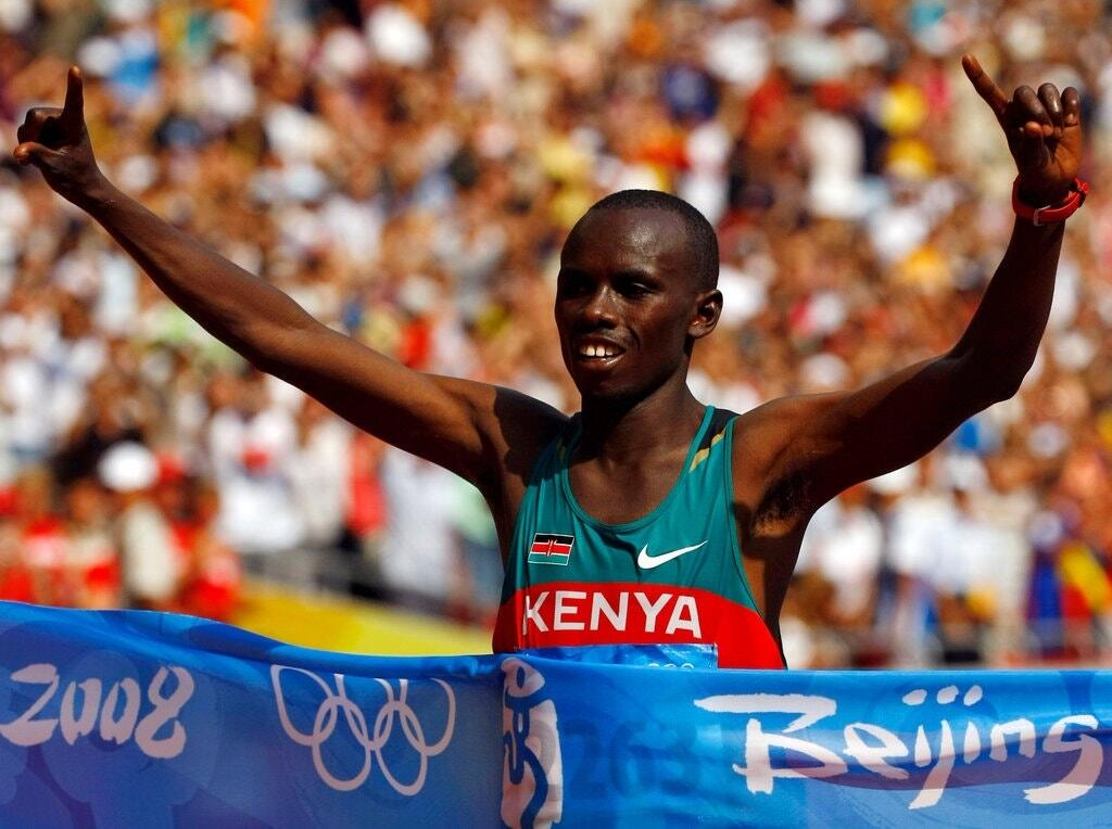 SAMUEL WANJIRU (†24) - Kenský olympijský víťaz v maratóne zomrel 15. mája 2011. Zlatý medailista z Pekingu 2008 vyskočil z balkóna svojho domu v meste Nyahururu. Tragickej udalosti predchádzala jeho hádka s manželkou a ďalšou ženou.