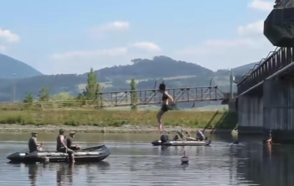 Petra si vyskúšala aj adrenalín v podobe skoku z mosta.