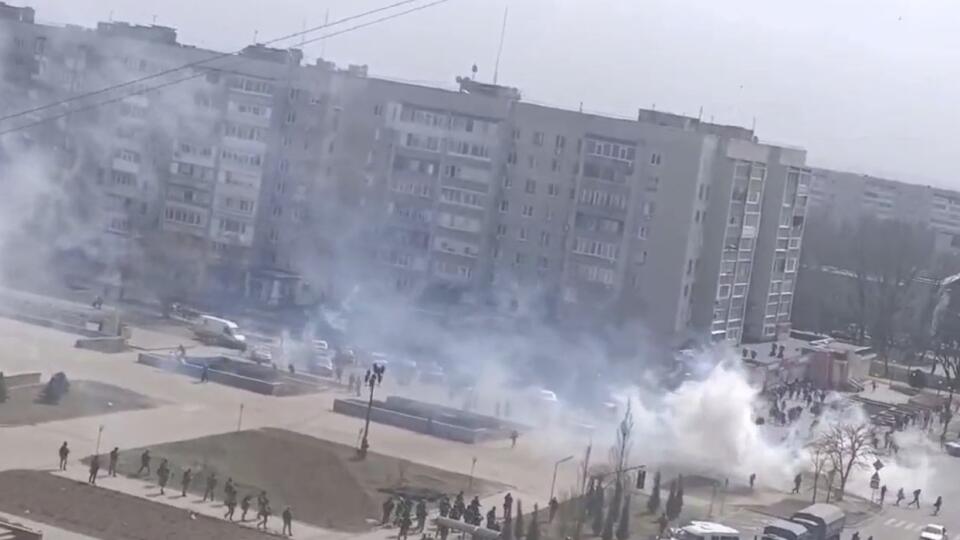 Najmenej štyri osoby utrpeli v sobotu zranenia v juhoukrajinskom meste Enerhodar, keď ruské sily násilným spôsobom rozohnali demonštráciu proti ruskej okupácii.