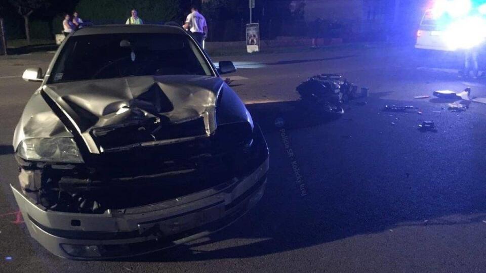 Na nepozornosť mladíka doplatil motorkár