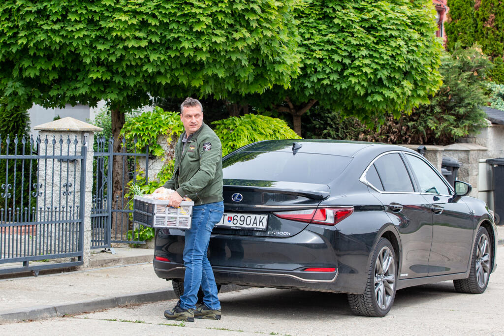 Na snímke je Marcel Forgáč pred svojim domom v Alžbetinom Dvore.