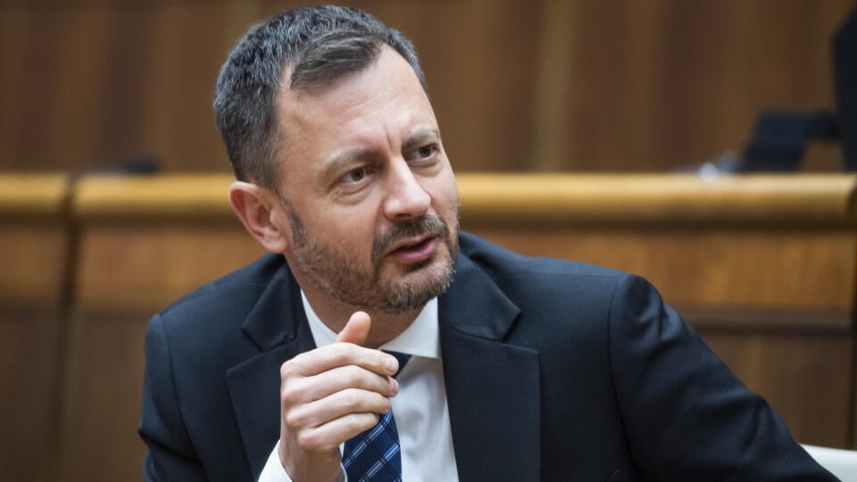 Na snímke predseda vlády SR Eduard Heger (OĽaNO) počas 67. schôdze Národnej rady SR o návrhu na odvolanie ministra hospodárstva Richarda Sulíka (SaS) z funkcie v Bratislave 16. júna 2022. FOTO TASR - Jaroslav Novák