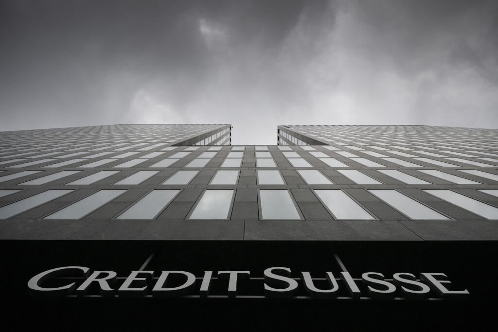 WA 31 archív Zürich - Na archívnej snímke z 21. februára 2022 logo švajčiarskej banky Credit Suisse v Zürichu. Credit Suisse vykázala vo štvrtok 9. februára 2023 za minulý rok stratu, už druhý rok po sebe a najväčšiu od finančnej krízy v roku 2008. Prispeli k tomu náklady na reštrukturalizáciu aj škandály banky, ktoré viedli klientov k bezprecedentným výberom. Bankový gigant pritom očakáva, že v roku 2023 sa prepadne ešte hlbšie do červených čísel. FOTO TASR/AP

FILE - Grey clouds cover the sky 