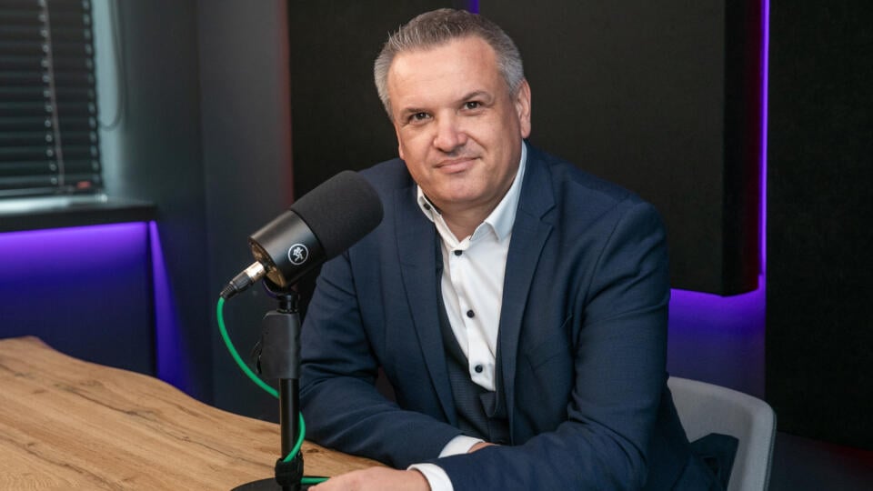 Na snímke je prezident Združenia cestných dopravcov SR Pavol Piešťanský.