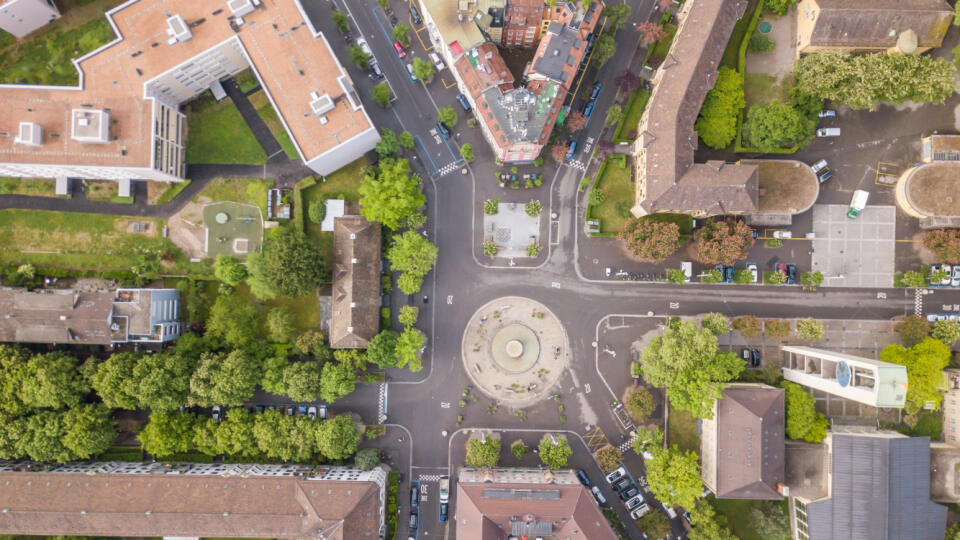 Letecký pohľad na budovy a mestskú panorámu s ulicami z nadhľadu. Zürich, Švajčiarsko