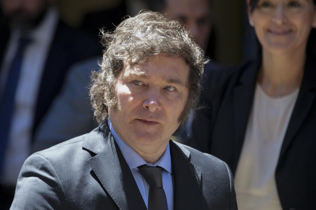 WA 31 archív Buenos Aires - Na archívnej snímke z 26. januára 2024 argentínsky prezident Javier Milei odchádza z Múzea holokaustu, ktoré navštívil pri príležitosti Medzinárodného dňa pamiatky obetí holokaustu v Buenos Aires. Nová vláda argentínskeho pravicovo-libertariánskeho prezidenta Javiera Mileiho zakázala používanie rodovo citlivého jazyka vo všetkých štátnych úradoch. Milei, bývalý profesor ekonómie, ktorý sa preslávil svojou libertariánskou politikou, zastáva v hospodárskych otázkach ult