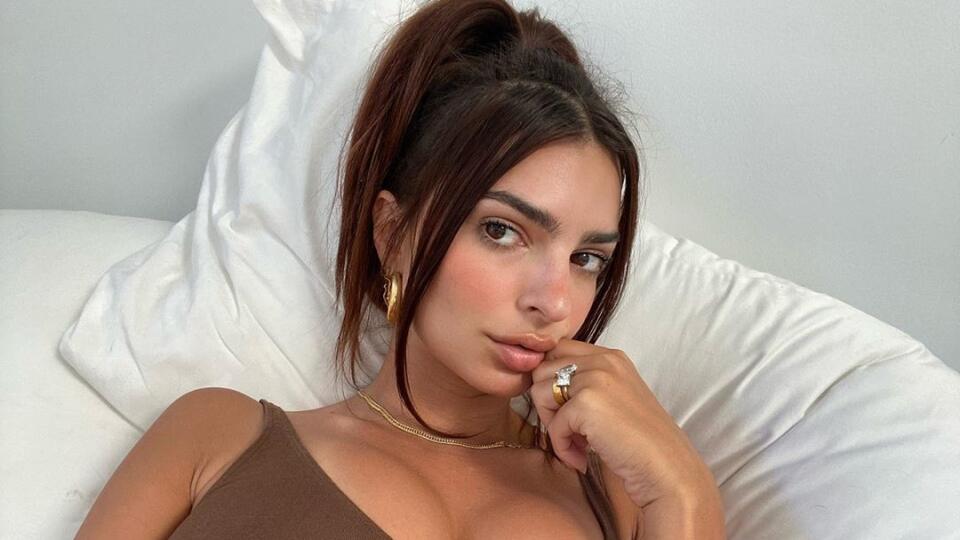 Emily Ratajkowski sa vrátila k svojej pôvodnej farbe vlasov. Je opäť brunetka.