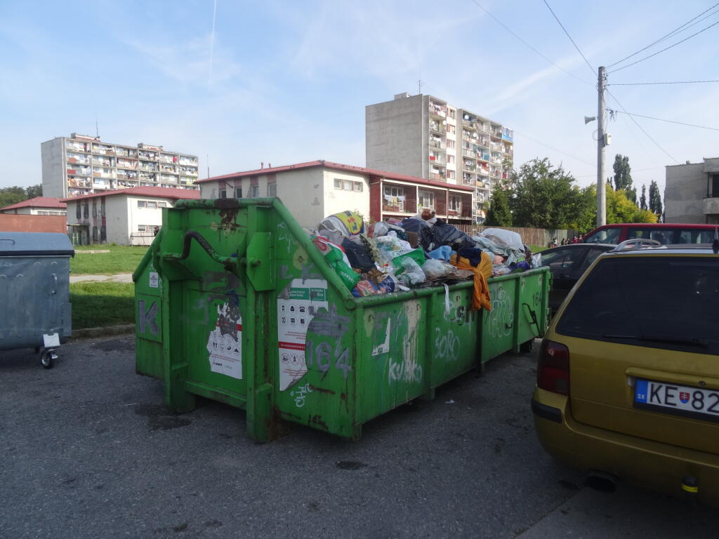 Vedľa nových prázdnych kontajnerov sme videli aj tento veľkokapacitný, ktorý bol plný odpadu.