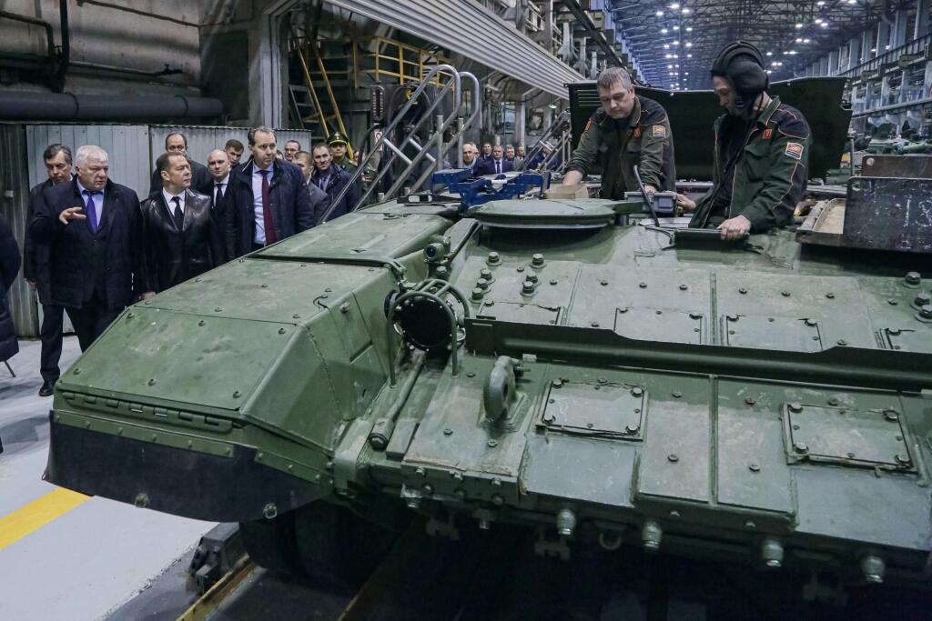 WA 31 Nižnij Tagil - Bývalý ruský prezident a podpredseda Rady bezpečnosti Dmitrij Medvedev (druhý zľava) počas navštevy špičkovej ruskej továrne na výrobu tankov v meste Nižnij Tagil na Urale v pondelok 24. októbra 2022. FOTO TASR/AP 

Deputy Chairman of the Russian Security Council Dmitry Medvedev, second left, accompanied by Russian Presidential Envoy to Ural Federal District Vladimir Yakushev, left, visits the Uralvagonzavod factory in Nizhny Tagil in Nizhny Tagil, Russia, Monday, Oct. 24, 2