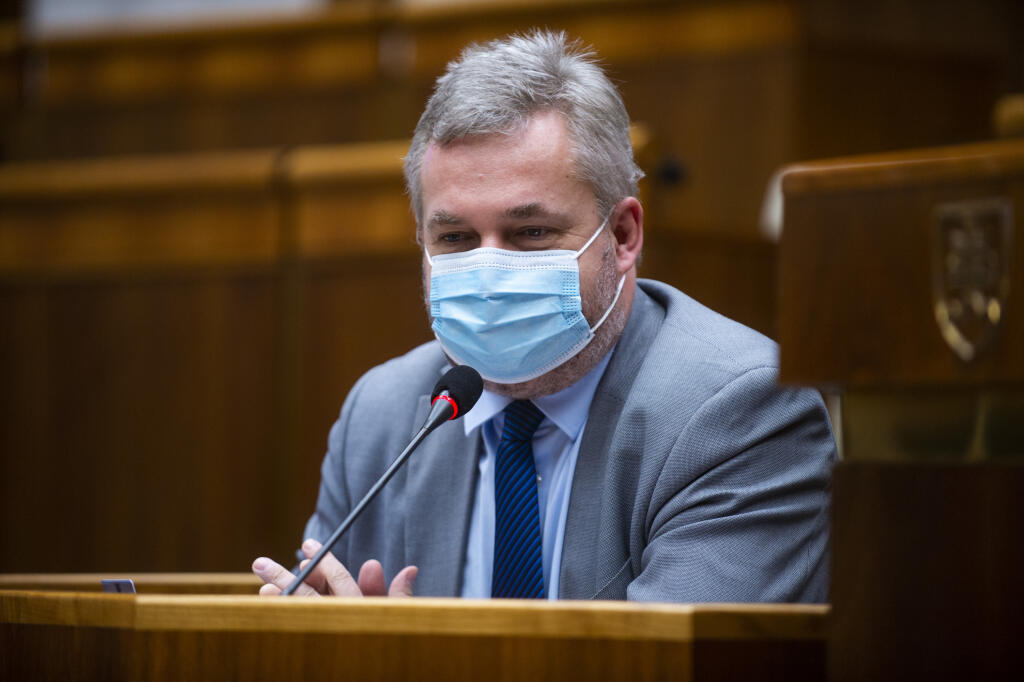 K prípadu sa vyjadril aj ďalší člen výboru Ondrej Dostál (SaS). „Martin Daňo podal podnet na prezidentku a keďže podnet spĺňal náležitosti vyžadované ústavným zákonom, výbor konštatoval, že konanie voči prezidentke sa začalo podaním podnetu,