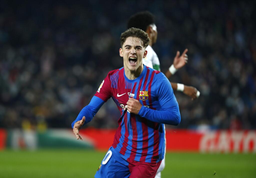 KK81 Barcelona - Na snímke futbalista Barcelony Gavi sa teší z gólu počas zápasu 18. kola španielskej La Ligy FC Barcelona - FC Elche 18. decembra 2021 v Barcelone. FOTO TASR/AP
Barcelona's Gavi celebrates after scoring his side's second goal during the Spanish La Liga soccer match between Barcelona and Elche at the Camp Nou stadium, in Barcelona, Spain, Saturday, Dec. 18, 2021. (AP Photo/Joan Monfort)