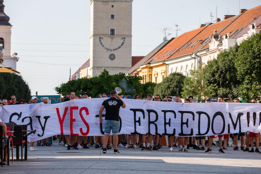 Fanúšikovia FC Spartak Trnava zorganizovali “Pochod za slobodu”. Fanúšikovia vyjadrujú odpor proti obmedzeniam na športových podujatiach.