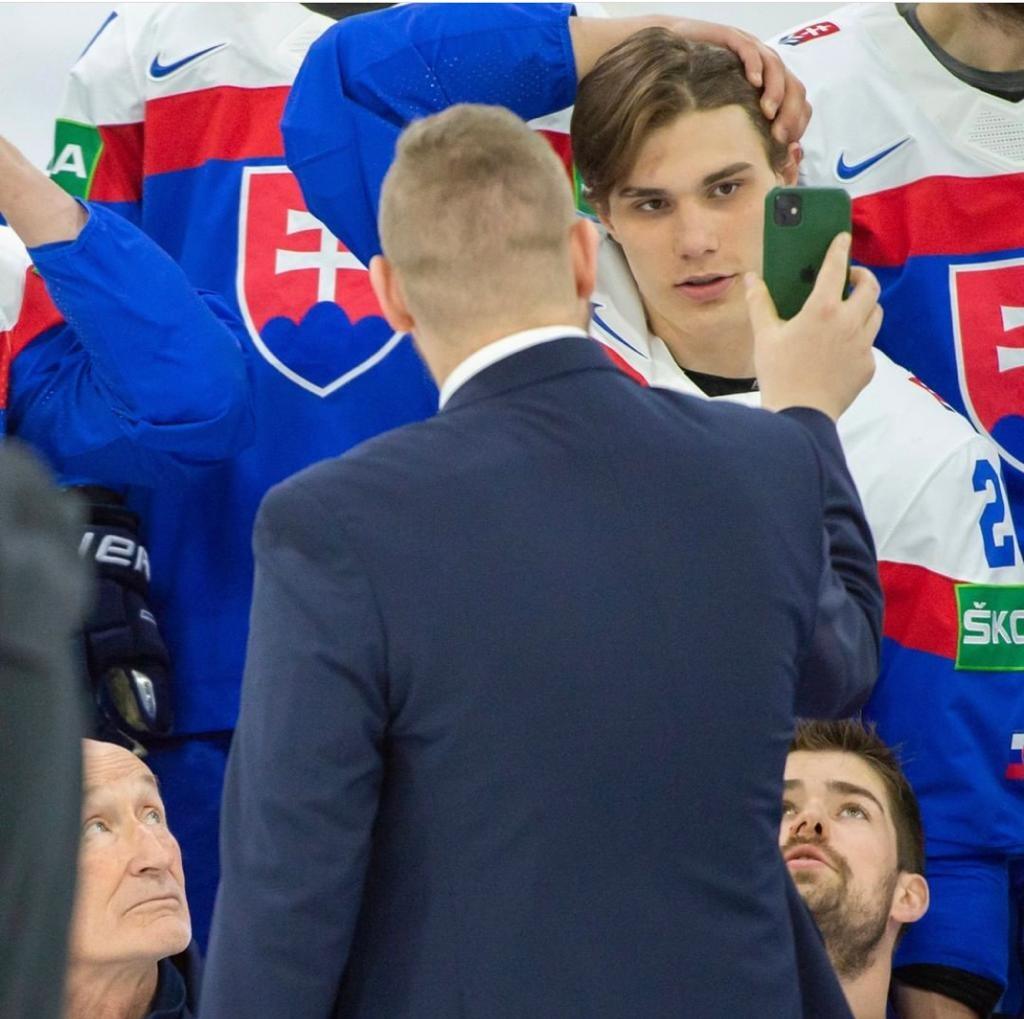 Najviac si na svojom výzore dával záležať Slafkovský, ako zrkadlo mu slúžil telefón